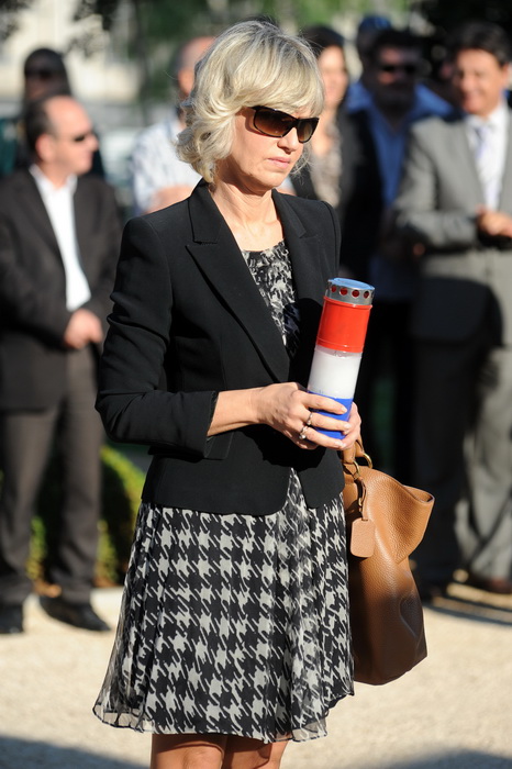 Zadar, 061012.
Povodom Dana obrane grada predstavnici lokalne vlasti, suborci, prijatelji i obitelj polozili su vijence kod spomenika poginulim braniteljima na gradskom groblju.
Na fotografiji: Ingrid Anticevic Marinovic, saborska zastupnica SDP-a.
Foto: