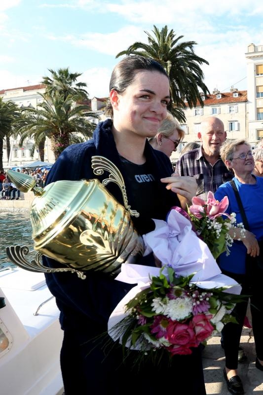 Dina Levačić otplivala humanitarni maraton između Trogira i Splita za Udrugu Anđeli. Foto: Miranda Cikotić/PIXSELL Dina Levačić otplivala humanitarni maraton između Trogira i Splita za Udrugu Anđeli. Foto: Miranda Cikotić/PIXSELL