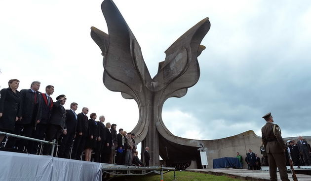 Jasenovac, 120513.
Jasenovacki cvijet.
Obiljezavanje 68. obljetnice proboja zatocenika iz koncentracijskog logora Jasenovac.
Komemoraciji su bili prisutni predsjednik RH Ivo Josipovic, predsjednik sabora Josip Leko i Mirando Mrsic izaslanik premijera.
Fot