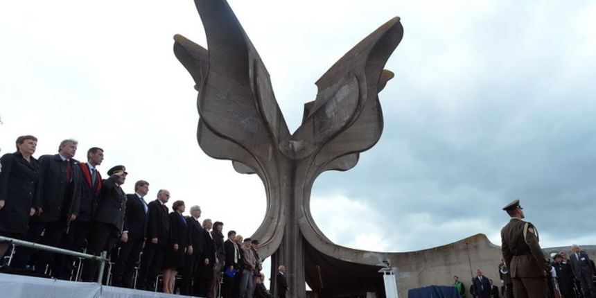 Jasenovac, 120513.
Jasenovacki cvijet.
Obiljezavanje 68. obljetnice proboja zatocenika iz koncentracijskog logora Jasenovac.
Komemoraciji su bili prisutni predsjednik RH Ivo Josipovic, predsjednik sabora Josip Leko i Mirando Mrsic izaslanik premijera.
Fot Jasenovac, 120513.
Jasenovacki cvijet.
Obiljezavanje 68. obljetnice proboja zatocenika iz koncentracijskog logora Jasenovac.
Komemoraciji su bili prisutni predsjednik RH Ivo Josipovic, predsjednik sabora Josip Leko i Mirando Mrsic izaslanik premijera.
Fot