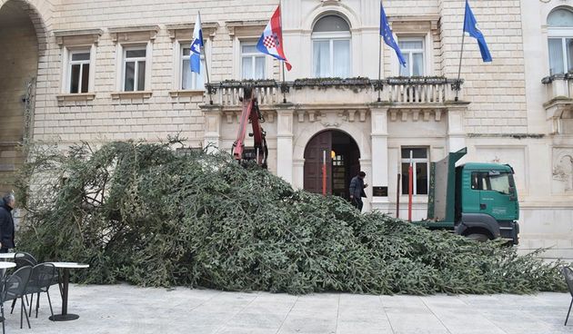 Bozicna jelka uklonjena s Trga