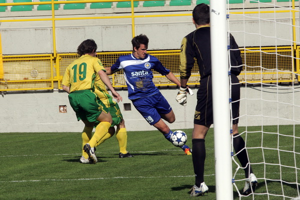 Pula,020411.
Prva HNL na stadionu Aldo Dorsina u Puli izmedju NK Istra 1961 i NK Zadar.
 Prva utakmica Igora Pamica otkako je ponovo trener Istre. Na fotografiji: 19, Hrvoje Kovacevic i 19, Ivan Santini.
Foto: Srecko Niketic / CROPIX