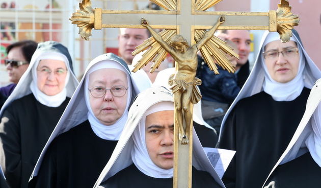 Zadar, 291011.
Danas su koludrice (zadarske sestre benediktinke ) organizirle hodocasce u Smilcic. U 10,00 krenule su sa starog autobusnog kolodvora na poluotoku u Zadru zaustavile su se u Zemuniku Gornjem, kod rodne kuce pokojnog zadarskog nadbiskupa Iva