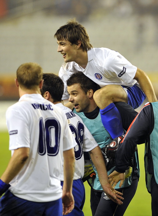 Split, 300910.
Stadion Poljud.
Nogometna utakmica drugog kola Europske lige,
Hajduk – Anderlecht.
Na slici: slavlje Hajdukovaca.
Foto: Josko Ponos / CROPIX Split, 300910.
Stadion Poljud.
Nogometna utakmica drugog kola Europske lige,
Hajduk – Anderlecht.
Na slici: slavlje Hajdukovaca.
Foto: Josko Ponos / CROPIX