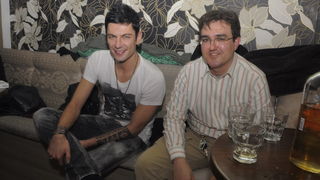 Vodice, 241210.
U kaficu te nocnom klubu Opijum, Vodicani su Bozic docekali u ugodnom i romanticnom raspolozenju uz grupu Urban & 4.
Maksim Mrvica sa suprugom i prijateljima.
Foto: Marija Mihic / CROPIX