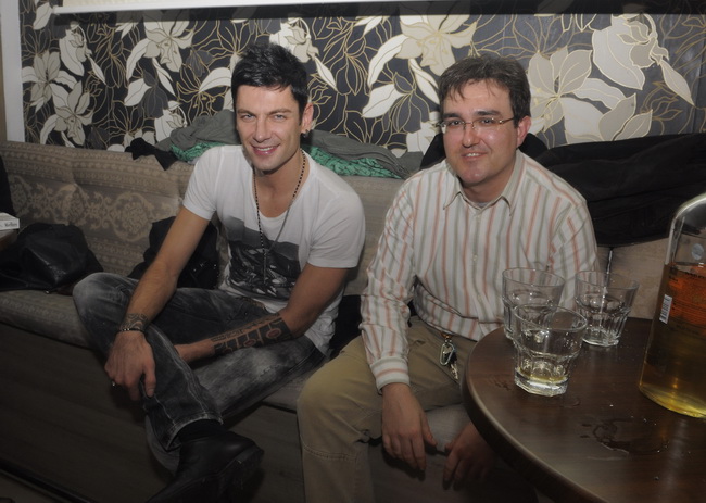 Vodice, 241210.
U kaficu te nocnom klubu Opijum, Vodicani su Bozic docekali u ugodnom i romanticnom raspolozenju uz grupu Urban & 4.
Maksim Mrvica sa suprugom i prijateljima.
Foto: Marija Mihic / CROPIX