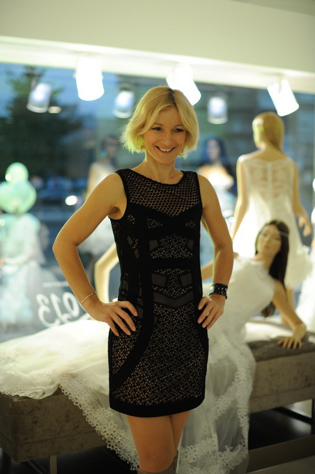 Revije vjenčanica večernjih haljina iz kolekcija ‘’Wedding dream’’ i ‘’Luxury by Vesna Sposa’’ nosile su manekenke Tina Katanić, Iva Jerković, Aleksandra Grdić, Antea Kodžoman, Maja Cvjetković, Stefani Hohnjec, Sandra Dabo, Jelena Denona.