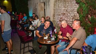 Klapa Contra oduševila u Teatro Baru i Zlatnom kutiću. Foto: Iva Perinčić Klapa Contra oduševila u Teatro Baru i Zlatnom kutiću. Foto: Iva Perinčić