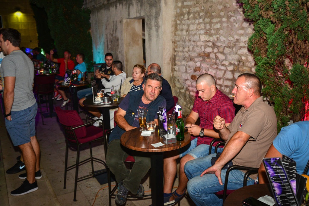 Klapa Contra oduševila u Teatro Baru i Zlatnom kutiću. Foto: Iva Perinčić Klapa Contra oduševila u Teatro Baru i Zlatnom kutiću. Foto: Iva Perinčić