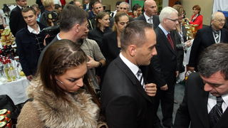 Zadar, 151010.
Predsjednik hrvatske Ivo Josipovic u sklopu posjeta Zadru obisao je i Eko etno sajam koji se ovog tjedna dogadja u dvorani na Visnjiku. Predsjednikje obisao sve izlagace (vise od 300) sa svakim se rukavao i skoro sa svakim slikao.
Na fotogr Zadar, 151010.
Predsjednik hrvatske Ivo Josipovic u sklopu posjeta Zadru obisao je i Eko etno sajam koji se ovog tjedna dogadja u dvorani na Visnjiku. Predsjednikje obisao sve izlagace (vise od 300) sa svakim se rukavao i skoro sa svakim slikao.
Na fotogr