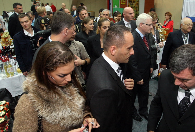 Zadar, 151010.
Predsjednik hrvatske Ivo Josipovic u sklopu posjeta Zadru obisao je i Eko etno sajam koji se ovog tjedna dogadja u dvorani na Visnjiku. Predsjednikje obisao sve izlagace (vise od 300) sa svakim se rukavao i skoro sa svakim slikao.
Na fotogr Zadar, 151010.
Predsjednik hrvatske Ivo Josipovic u sklopu posjeta Zadru obisao je i Eko etno sajam koji se ovog tjedna dogadja u dvorani na Visnjiku. Predsjednikje obisao sve izlagace (vise od 300) sa svakim se rukavao i skoro sa svakim slikao.
Na fotogr