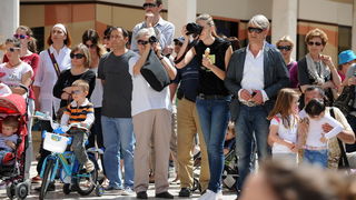 Zadar, 040513.
Plesna udruga Gesta je danas nastupom na Kalelargi najavila zadarski plesni festival in memoriam Nives Simatovic Predovan koji ce poceti 18. svibnja.
Na fotografiji: publika.
Foto: Luka Gerlanc / CROPIX Zadar, 040513.
Plesna udruga Gesta je danas nastupom na Kalelargi najavila zadarski plesni festival in memoriam Nives Simatovic Predovan koji ce poceti 18. svibnja.
Na fotografiji: publika.
Foto: Luka Gerlanc / CROPIX