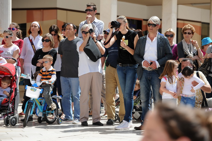 Zadar, 040513.
Plesna udruga Gesta je danas nastupom na Kalelargi najavila zadarski plesni festival in memoriam Nives Simatovic Predovan koji ce poceti 18. svibnja.
Na fotografiji: publika.
Foto: Luka Gerlanc / CROPIX Zadar, 040513.
Plesna udruga Gesta je danas nastupom na Kalelargi najavila zadarski plesni festival in memoriam Nives Simatovic Predovan koji ce poceti 18. svibnja.
Na fotografiji: publika.
Foto: Luka Gerlanc / CROPIX