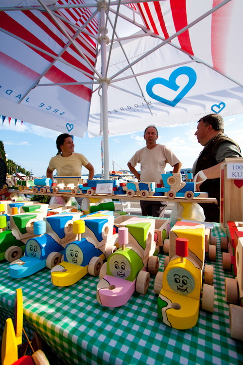 Biograd: 6. Dugi svehrvatski eno-eko-gastro-etno stol, Foto: Franjo Jurić Biograd: 6. Dugi svehrvatski eno-eko-gastro-etno stol, Foto: Franjo Jurić