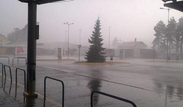 Nevrijeme pogodilo Karlovac. Vjetar nosio sve pred sobom!, foto: VL