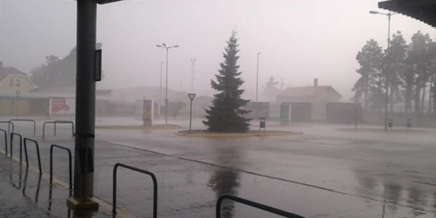 Nevrijeme pogodilo Karlovac. Vjetar nosio sve pred sobom!, foto: VL Nevrijeme pogodilo Karlovac. Vjetar nosio sve pred sobom!, foto: VL