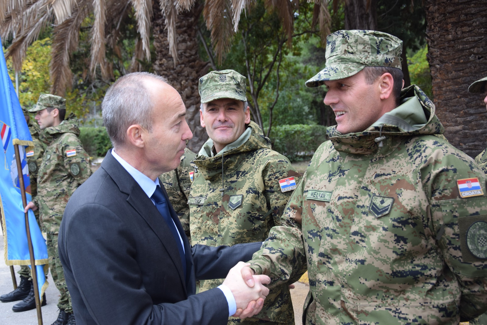 Ministar Krstičević posjetio eskadrilu transportnih helikoptera Ministar Krstičević posjetio eskadrilu transportnih helikoptera