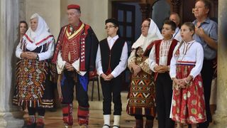 Velik broj vjernika sudjelovalo u procesiji u kojoj je nošeno tijelo Leopolda Bogdana Mandića od crkve Gospe od zdravlja do katedrale sv. Stošije Velik broj vjernika sudjelovalo u procesiji u kojoj je nošeno tijelo Leopolda Bogdana Mandića od crkve Gospe od zdravlja do katedrale sv. Stošije