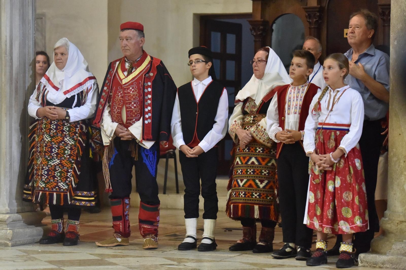 Velik broj vjernika sudjelovalo u procesiji u kojoj je nošeno tijelo Leopolda Bogdana Mandića od crkve Gospe od zdravlja do katedrale sv. Stošije Velik broj vjernika sudjelovalo u procesiji u kojoj je nošeno tijelo Leopolda Bogdana Mandića od crkve Gospe od zdravlja do katedrale sv. Stošije