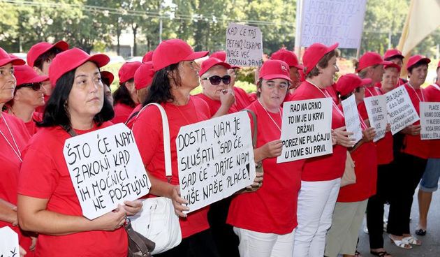 22.07.2013., Zagreb – Javni prosvjed radnica tvornice Adria Zadar 1 d.o.o. kojima je poslodavac zabranio ulazak u krug tvornice, uskratio im placu i potvrde o neisplacenoj placi, odbio im dati otkaz i vratiti radne knjizice, odrzan je ispred ministarstv