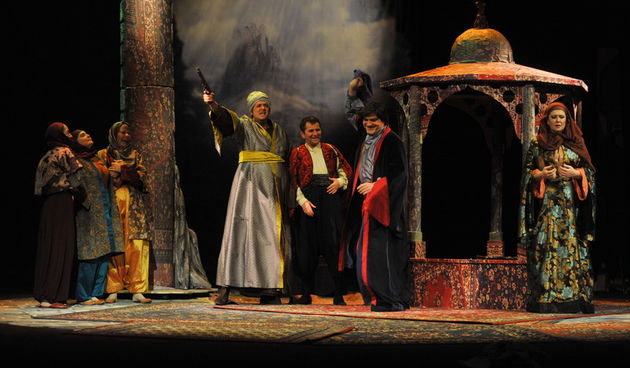 DUBROVNIK, 14.03.2011.KAZALISTE MARINA DRZICA, SEZONA 2010/2011MILAN OGRIZOVIC – “HASANAGINICA”REZIJA: IVAN LEO LEMOFOTO: ZELJKO TUTNJEVIC – 091 764 3782