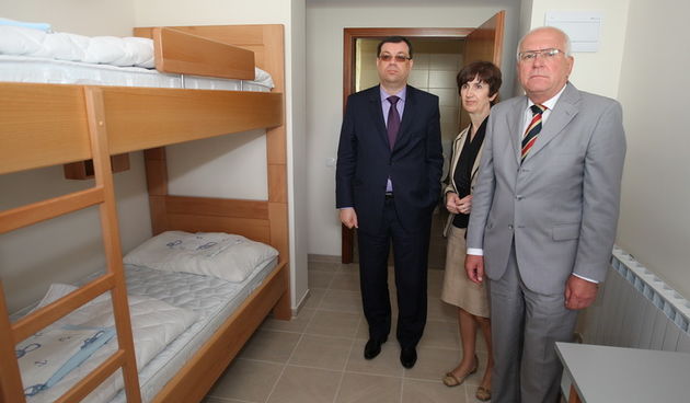 Benkovac, 300411.
Ministar turizma Damir Bajs boravi u Zadru gdje je na zadarskom aerodromu predsjedao sjednicom uzeg povjerenstva Vlade za turisticku 2011 godinu. Nakon sjednice ministar Bajs je otvorio novouredjeni Omladinski hostel Zadar.
Na slici: min