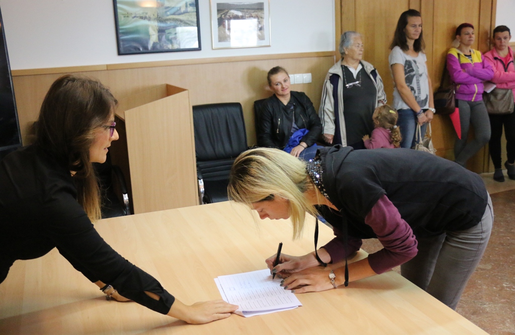 Vir: Dodjela materijalne pomoći roditeljima za nabavku udžbenika i školske opreme Vir: Dodjela materijalne pomoći roditeljima za nabavku udžbenika i školske opreme