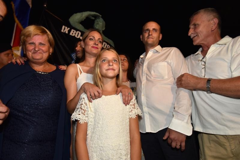 U Dragama otkriven spomenik Miru Barešiću. Photo: Dino Stanin/PIXSELL