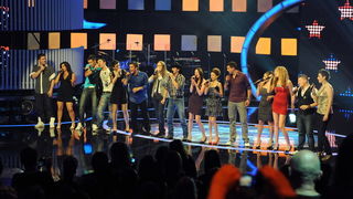 Zagreb, 040610.
Jadran film, Oporovecka 12.
Reality show RTL televizije Hrvatska trazi zvijezdu, finalna emisija.
Na slici: zajednicka pjesma svih kandidata.
Foto: Damir Krajac / CROPIX