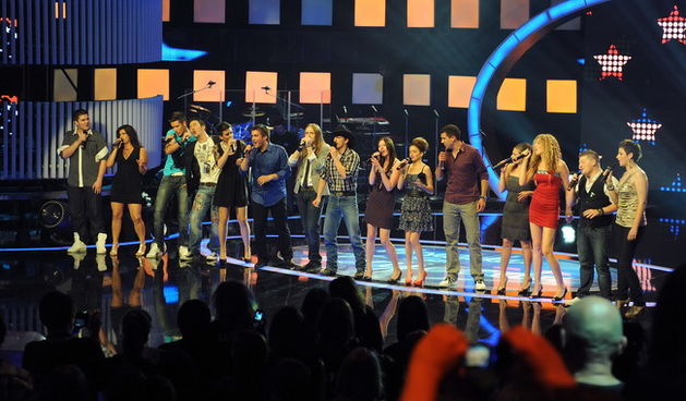 Zagreb, 040610.
Jadran film, Oporovecka 12.
Reality show RTL televizije Hrvatska trazi zvijezdu, finalna emisija.
Na slici: zajednicka pjesma svih kandidata.
Foto: Damir Krajac / CROPIX