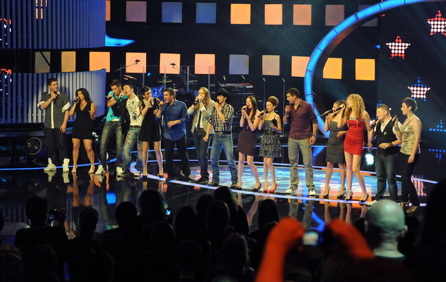 Zagreb, 040610.
Jadran film, Oporovecka 12.
Reality show RTL televizije Hrvatska trazi zvijezdu, finalna emisija.
Na slici: zajednicka pjesma svih kandidata.
Foto: Damir Krajac / CROPIX