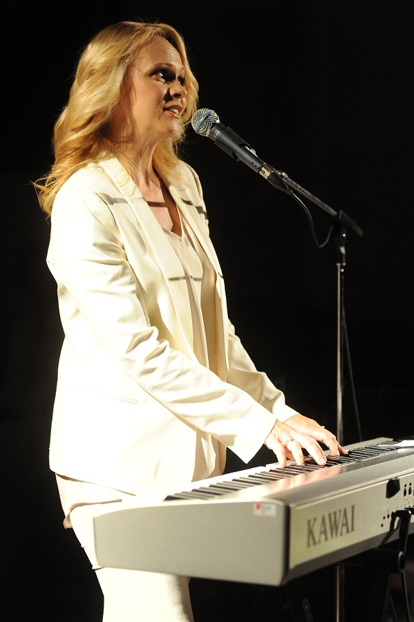 Sinoc je u crkvi Sv. Sime odrzan koncert duhovne glazbe Tatjane Matejas Cameron poznate kao Tajci i zbora Apostoli mira. Na fotografiji: Tajci Foto: Luka Gerlanc / CROPIX Sinoc je u crkvi Sv. Sime odrzan koncert duhovne glazbe Tatjane Matejas Cameron poznate kao Tajci i zbora Apostoli mira. Na fotografiji: Tajci Foto: Luka Gerlanc / CROPIX