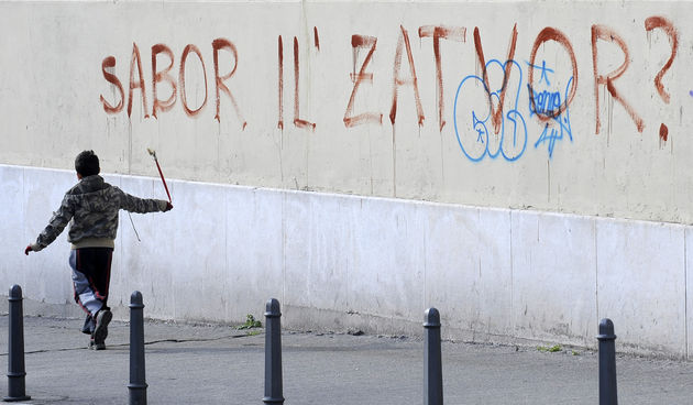 Danas je na zgradi 4. i 5. gimnazije, poznatijoj kao ” Realka” u Splitu osvanuo grafit “Sabor ili zatvor ?” , koji aludira na povratak bivseg premijera Ive Sanadera u aktivnu politiku . Foto : Paun Paunovic / CROPIX