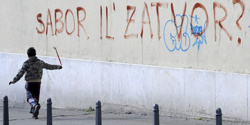 Danas je na zgradi 4. i 5. gimnazije, poznatijoj kao ” Realka” u Splitu osvanuo grafit “Sabor ili zatvor ?” , koji aludira na povratak bivseg premijera Ive Sanadera u aktivnu politiku . Foto : Paun Paunovic / CROPIX