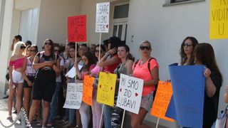 Građani prosvjedom pokušavaju spriječiti ovrhu nad sedmogodišnjim Cesareom Građani prosvjedom pokušavaju spriječiti ovrhu nad sedmogodišnjim Cesareom