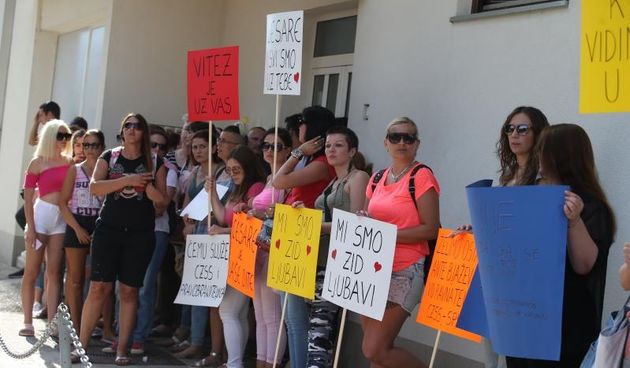 Građani prosvjedom pokušavaju spriječiti ovrhu nad sedmogodišnjim Cesareom