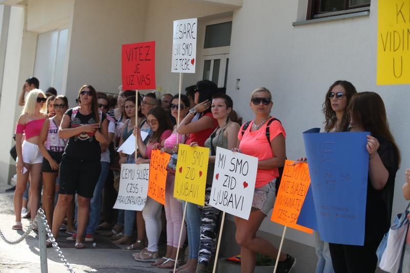 Građani prosvjedom pokušavaju spriječiti ovrhu nad sedmogodišnjim Cesareom Građani prosvjedom pokušavaju spriječiti ovrhu nad sedmogodišnjim Cesareom