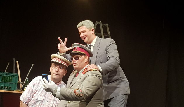 Kos Tita u raju, politička satira