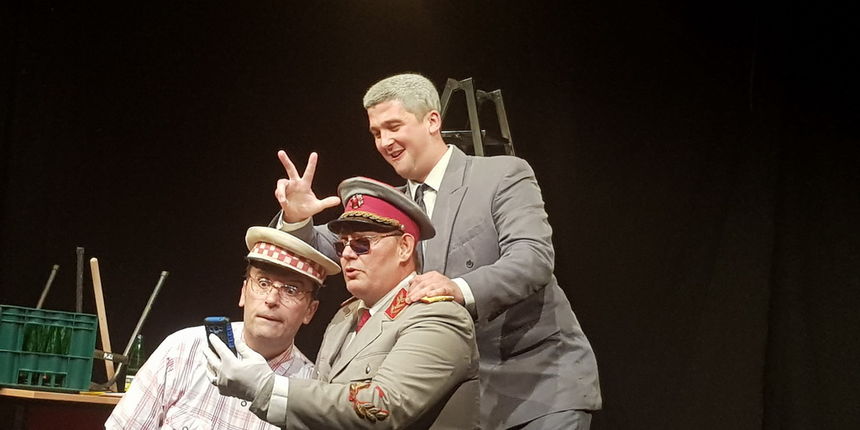 Kos Tita u raju, politička satira