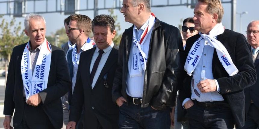 Tomislav Karamarko u sklopu kampanje Domoljubne koalicije obišao luku Gaženica Tomislav Karamarko u sklopu kampanje Domoljubne koalicije obišao luku Gaženica