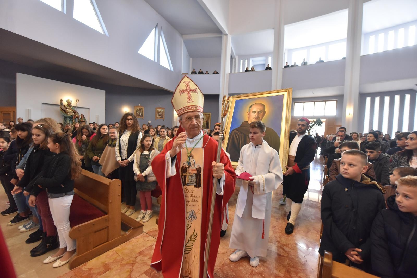 Zadarski nadbiskup Puljić predvodio svetu misu u Kistanjama povodom obilježavanja obljetnice proglašenja blaženim Serafina Kodića Zadarski nadbiskup Puljić predvodio svetu misu u Kistanjama povodom obilježavanja obljetnice proglašenja blaženim Serafina Kodića