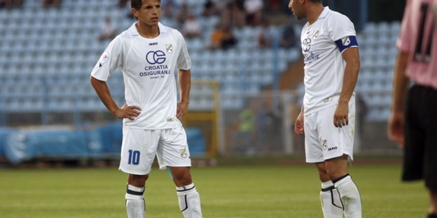 Rijeka, 260709.
Na stadionu Kantrida igra se utakmica Rijeka – Lokomotiva, prvo kolo T-Com Prva HNL.
Braca Sharbini postigli su zgoditke za Rijeku – Anas (10) i Ahmad (9).
Foto: Tea Cimas / Cropix Rijeka, 260709.
Na stadionu Kantrida igra se utakmica Rijeka – Lokomotiva, prvo kolo T-Com Prva HNL.
Braca Sharbini postigli su zgoditke za Rijeku – Anas (10) i Ahmad (9).
Foto: Tea Cimas / Cropix
