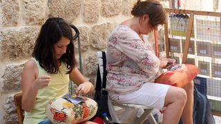 Paške čipkarice na djelu u izradi paške čipke, Foto: Luka Stanzl/PIXSELL