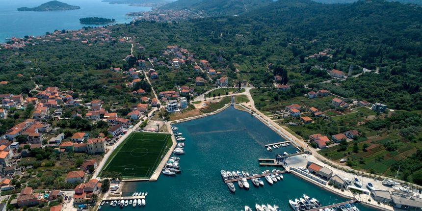 Nogometno igralište uz more u Sutomišćici jedno je od najljepših na svijetu Nogometno igralište uz more u Sutomišćici jedno je od najljepših na svijetu