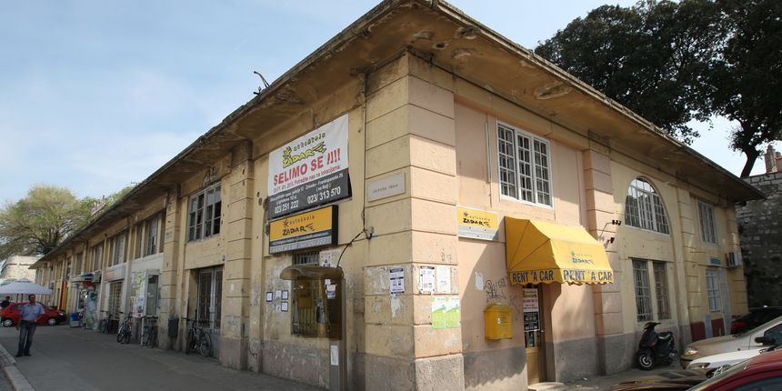 Zgrada Zarausek u zadarskoj luci.Gradsko povjerenstvo nije donijelo odluku o izboru najboljeg ponuditelja na natjecaj za 40-godisnje pravo gradjenja na kucu Zarausek. Foto: Vladimir Ivanov / CROPIX Zgrada Zarausek u zadarskoj luci.Gradsko povjerenstvo nije donijelo odluku o izboru najboljeg ponuditelja na natjecaj za 40-godisnje pravo gradjenja na kucu Zarausek. Foto: Vladimir Ivanov / CROPIX