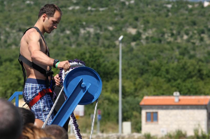 28.6.2014., Maslenica – Gimnasticar Marijo Moznik otvorio je sezonu bungee skokova s Maslenickog mosta. On je izveo dvostruki salto s uronom u more. Photo: Dino Stanin/PIXSELL
