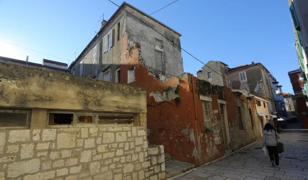 06.11.2013., Zadar – Dotrajale fasade na zgradama u centru grada. Photo: Filip Brala/PIXSELL