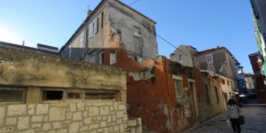 06.11.2013., Zadar – Dotrajale fasade na zgradama u centru grada. Photo: Filip Brala/PIXSELL 06.11.2013., Zadar – Dotrajale fasade na zgradama u centru grada. Photo: Filip Brala/PIXSELL
