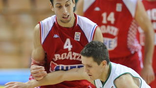 Katowice, 180909.
Dvorana Sport Arena Spodek.
Europsko prvenstvo u kosarci u Poljskoj, cetvrtfinale izmedju Slovenije i Hrvatske.
Na slici: Roko Leni Ukic i Jaka Lakovic.
Foto: Drago Sopta  / CROPIX