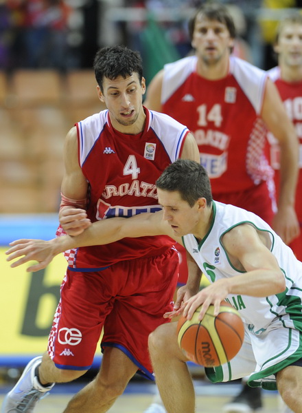 Katowice, 180909.
Dvorana Sport Arena Spodek.
Europsko prvenstvo u kosarci u Poljskoj, cetvrtfinale izmedju Slovenije i Hrvatske.
Na slici: Roko Leni Ukic i Jaka Lakovic.
Foto: Drago Sopta  / CROPIX